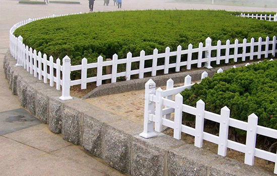 花壇草坪<a href=http://m.catalyticsinc.com target=_blank class=infotextkey>護(hù)欄</a>