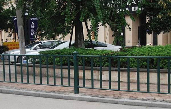 道路中間<a href=http://m.catalyticsinc.com target=_blank class=infotextkey>護欄</a>